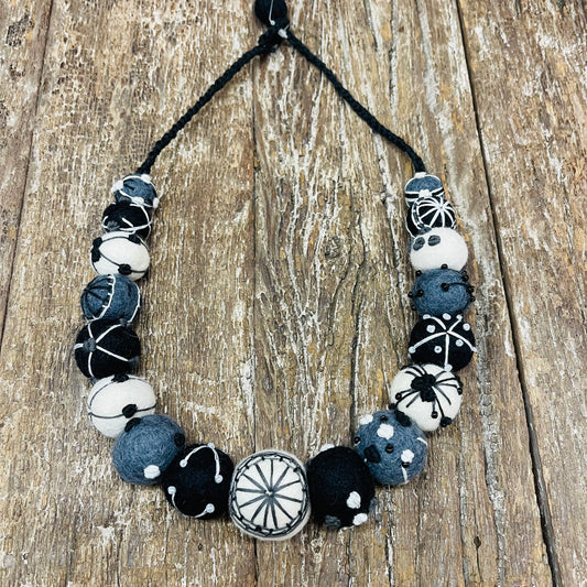 MF10B FELT HANDSTICHED NECKLACE 'BLACK & WHITE'